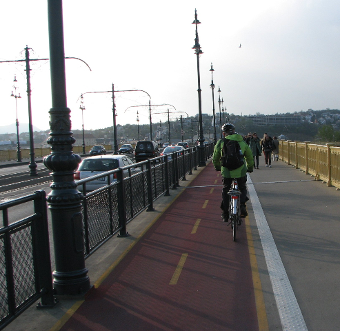Budapest kaksisuuntainen värillinen pyörätie sillalla